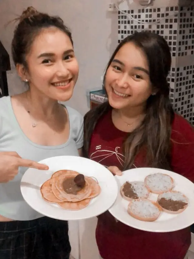 Potret Ayu Ting Ting di Saat Memasak