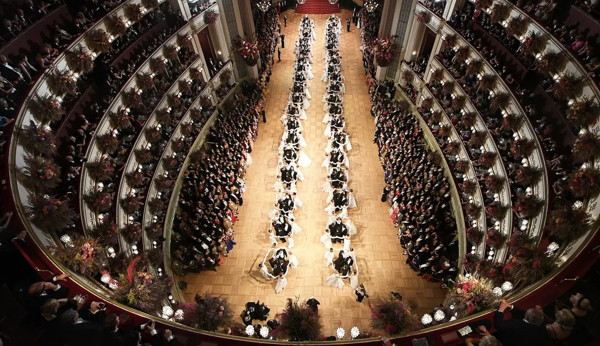 Ratusan pasangan penari tampil pada pembukaan acara tradisional Opera Ball di Gedung Opera Nasional Wina, Austria, Kamis (23/2). Opera Ball merupakan acara tahunan masyarakat Austria yang digelar sejak 1935. (HERBERT NEUBAUER/APA/AFP)