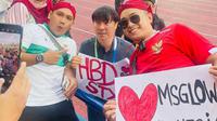 Pelatih Timnas Indonesia U-23, Shin Tae-yong mendapat ucapan selamat ulang tahun dari para suporter yang menyaksikan pertandingan kontra Filipina di Stadion Viet Tri, Jumat (13/5/2022) sore WIB. (Istimewa)