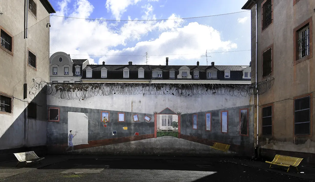 Halaman promenade di penjara Mulhouse, Prancis timur (22/10/2021). Mulhouse kategori penjara di Prancis, di Belgia dan negara-negara berbahasa Prancis lainnya, yang menahan tahanan yang menunggu persidangan atau hukuman. (AFP/Frederick Florin)