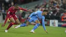 Bek Liverpool Joe Gomez berebut bola dengan penyerang Atletico Madrid Matheus Cunha pada match day ke-4 Liga Champions di Anfield, Kamis (4/11/2021) dinihari WIB. Liverpool menyegel satu tempat di babak 16 besar Liga Champions usai menundukkan Atletico Madrid 2-0. (AP Photo/Jon Super)