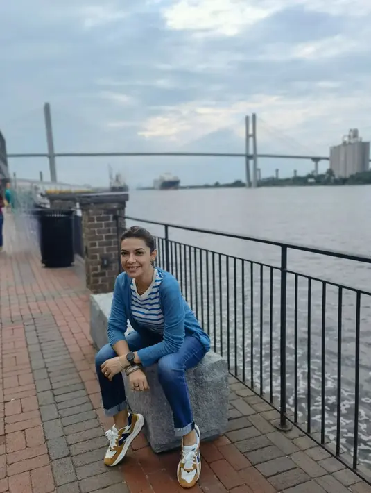 Di momen berlibur lainnya, Najwa memilih tampilan yang lebih kasual. Liburan keluar negeri, Najwa tampil dengan kaus bermotif garis ditumpuknya dengan sweater biru muda yang lembut, dan dipadu dengan celana jeans. Foto: Instagram.