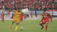 Bhayangkara FC menelan kekalahan, 0-1 dari Persis Solo dalam uji coba di Stadion Manahan, Solo, Minggu (25/2/2018). (Bola.com/Ronald Seger)
