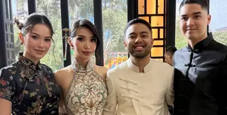 Alyssa Daguise bersama Al Ghazali menghadiri acara sangjit kerabatnya. Alyssa tampil mengenakan dress cheongsam hitam bermotif lengkap dengan tusuk konde khas Tionghoa. Al Ghazali mengenakan atasan hitam dengan kancing sanghainya. [@alghazali7]