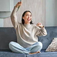 ilustrasi perempuan yang bahagia/copyright freepik.com/benzoix