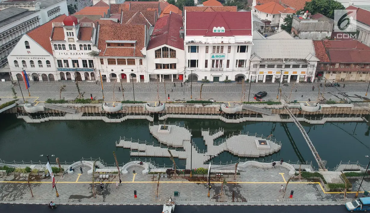 Suasana kawasan pedestrian Kali Besar, Kota Tua, Jakarta Barat, Rabu (11/7). Proyek revitalisasi Kali Besar itu telah diresmikan dan dibuka untuk umum oleh Wakil Gubernur Sandiaga Uno akhir pekan lalu. (Liputan6.com/Arya Manggala)