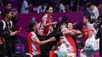 Ganda putri Amallia Cahaya Pratiwi/Siti Fadia Silva Ramadhanti mendapat dukungan dari tim bulu tangkis Indonesia setelah kalah pada partai kelima semifinal Piala Sudirman 2025. Tiwi/Fadia kalah dari pasangan Korea Baek Ha Na/Lee So Hee di Xiamen Fenghuang Gymnasium, Sabtu (3/5). (foto: PBSI)