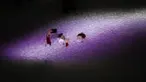 Pengunjung berenang dalam kolam bola pada pameran seni Let's Fly yang seluruhnya terdiri dari balon dan karya seni tiup di Museum Balon Roma, Italia, 5 Januari 2022. (AP Photo/Alessandra Tarantino)