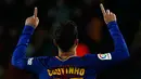Gelandang Barcelona, Philippe Coutinho melakukan selebrasi usai mencetak gol ke gawang Girona pada La Liga Spanyol di stadion Camp Nou (25/2). Barcelona menang telak 6-1 dan Coutinho mencetak satu gol di pertandingan ini. (AP Photo/Manu Fernandez)