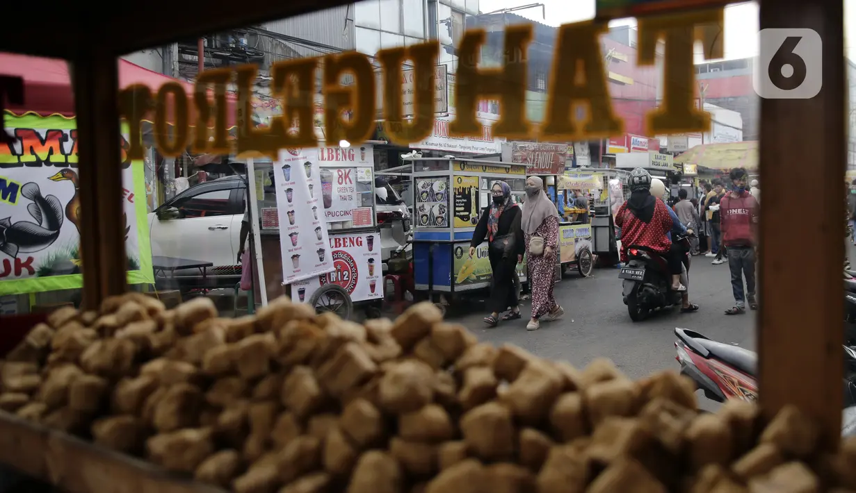 <p>Sejumlah pedagang kaki lima (PKL) berjualan di kawasan Pasar Lama Tangerang, Banten, Sabtu (18/9/2021). Pemerintah akan meluncurkan program Bantuan Langsung Tunai (BLT) untuk 1,2 juta PKL dan pemilik warteg dengan total Rp 1,2 triliun pada pekan depan. (Liputan6.com/Angga Yuniar)</p>