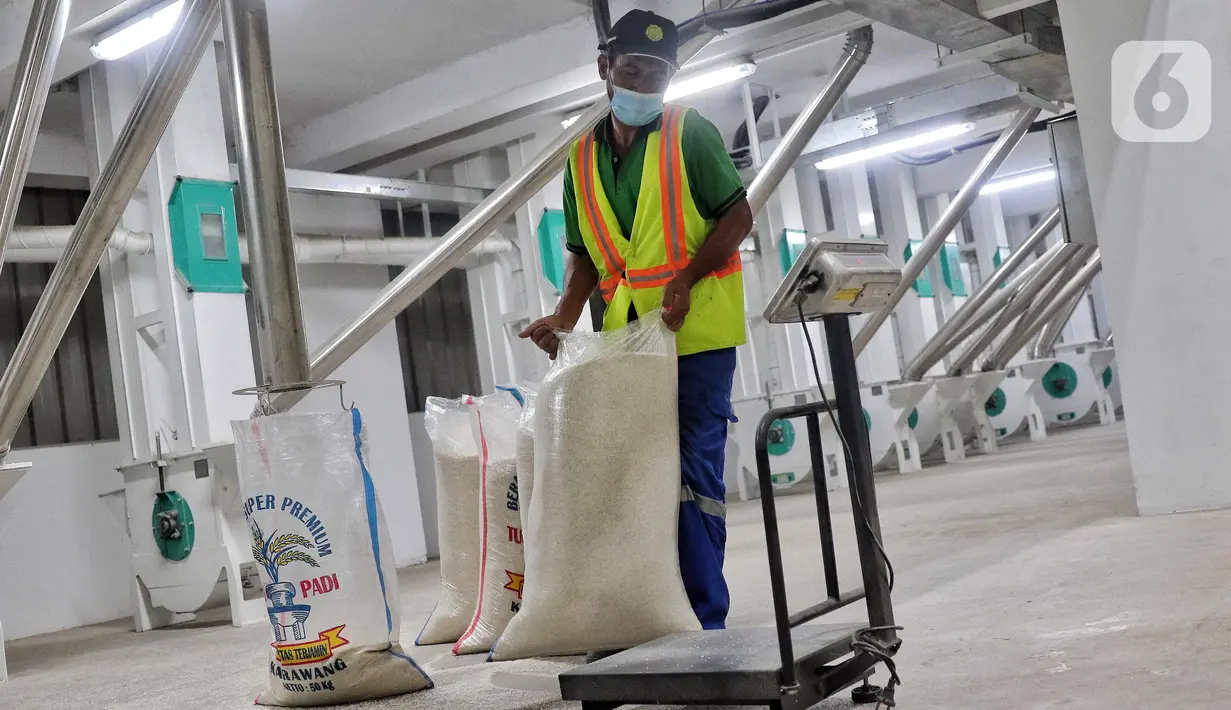 Pekerja mengemas beras yang diolah secara modern dengan mesin Modern Rice Milling Plant (MRMP) di Karawang, Jawa Barat, Rabu (21/9/2022). Infrastruktur MRMP ini bertujuan untuk membantu petani dan menyederhanakan alur proses pengolahan beras yang terpusat dalam fasilitas pengolahan gabah hasil panen berbasis teknologi modern. (Liputan6.com/Angga Yuniar)
