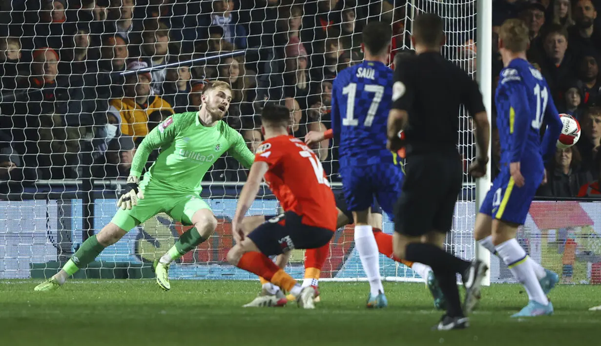 Pemain Luton Town Carlos Mendes Gomes (kiri) gagal menyelamatkan bola saat pemain Chelsea Saul (tengah) mencetak gol pada pertandingan sepak bola putaran kelima Piala FA di Kenilworth Road, Luton, Inggris, 2 Maret 2022. Chelsea menang 3-2. (AP Photo/Ian Walton)