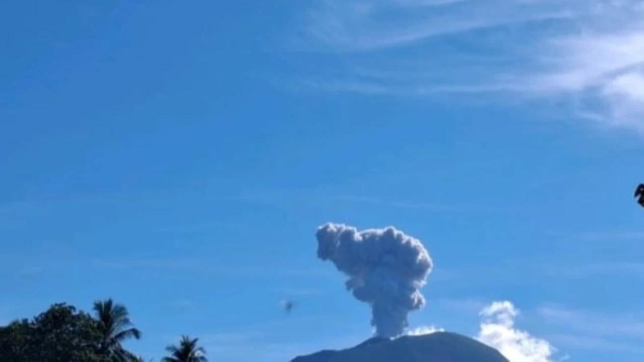 Gunung Ibu Semburkan Abu Setinggi 600 Meter