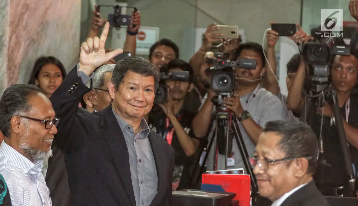 Penanggung jawab tim hukum Prabowo-Sandi, Hashim Djojohadikusumo memberikan salam kepada media saat mendaftarkan gugatan sengketa hasil Pilpres 2019 di Mahkamah Konstitusi, Jakarta, Jumat, (24/5/2019). Tim Hukum Prabowo-Sandiaga mengajukan 51 bukti dokumen dan saksi. (Liputan6.com/Johan Tallo)
