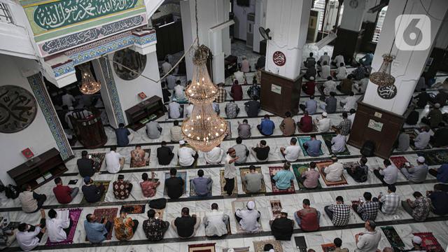 MUI Bolehkan Jemaah Rapatkan Saf saat Salat