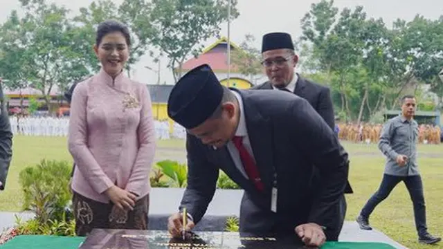 Gaya Kahiyang Ayu saat ulang tahun Medan. [@bobbynst]