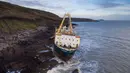 Kapal kargo sepanjang 77 meter, MV Alta,  terjebak di atas batu di dekat Ballycotton, Cork, Irlandia, Selasa (18/2/2020). "Kapal hantu" yang berlayar tanpa awak selama lebih dari satu tahun hanyut dan terbawa ke pantai selatan Irlandia menyusul sapuan Badai Dennis. (Cathal Noonan/AFP)