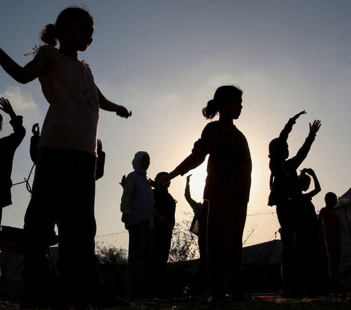 Para gadis yang mengikuti pelatihan Ayoub datang dari berbagai latar belakang, namun mereka semua memiliki satu kesamaan: keinginan untuk menemukan pelarian dari kenyataan yang keras dan membangun masa depan yang lebih baik. Foto: REUTERS / Hatem Khaled<