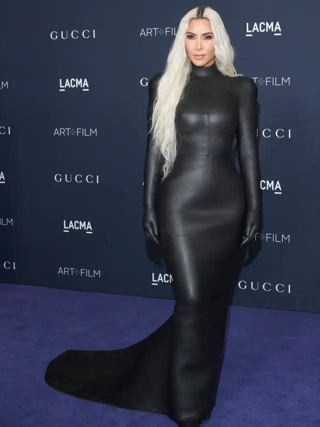 Kim Kardashian Tampil Glamor Pakai Gaun Vinil Hitam Ketat di LACMA Art+Film Gala