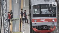 Calon penumpang saat menaiki KRL Commuter Line di Stasiun Jatinegara, Jakarta, Senin (2/1/2023). Pemerintah pusat mengalokasikan subsidi pada kebijakan tarif yang sudah berlaku sekitar lima tahun terakhir sehingga pengguna KRL di Jabodetabek hanya perlu membayar Rp3.000 untuk 25 km pertama, dan Rp1.000 untuk setiap 10 km berikutnya. (merdeka.com/Iqbal S Nugroho)