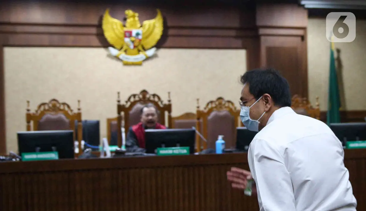 Terdakwa mantan Wakil Ketua DPR Azis Syamsuddin bersiap mengikuti sidang putusan kasus suap kepada mantan penyidik KPK AKP Stepanus Robin Pattuju untuk pengurusan perkara Dana Alokasi Khusus (DAK) Lampung Tengah, di Pengadilan Tipikor, Jakarta, Senin (14/2/2022). (Liputan6.com/Herman Zakharia)
