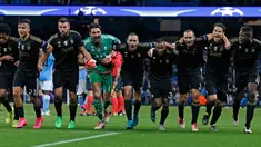 Para pemain Juventus merayakan kemanangan usai pertandingan melawan Manchester City pada laga penyisihan grup D Liga Champions di Etihad Stadium, Rabu (16/9/2015). Juventus mengalahkan Manchester City dengan skor 2-1. (Reuters/Phil Noble)