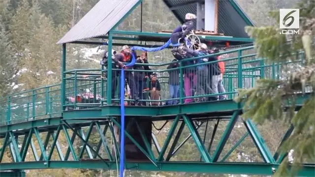 Keterbatasan fisik tampaknya tak menjadi hambatan untuk wanita satu ini mencoba hal ekstrem. Salah satu yang dilakukannya dengan bungee jumping menggunakan kursi roda.