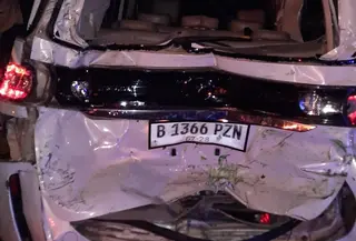 Tabrakan beruntun melibatkan 10 kendaraan terjadi di Tol Cipularang KM 93B, Kamis (5/3/2026) malam. Peristiwa itu diakibatkan hantaman truk kontainer. (Foto: Istimewa)