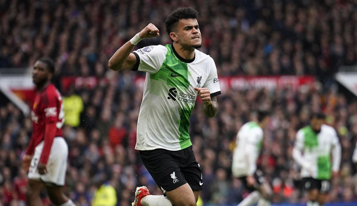 Selebrasi gelandang Liverpool, Luis Diaz setelah mencetak gol pertama timnya ke gawang Manchester United pada laga pekan ke-32 Premier League 2023/2024 di Old Trafford Stadium, Manchester, Minggu (7/4/2024). (AP Photo/Dave Thompson)