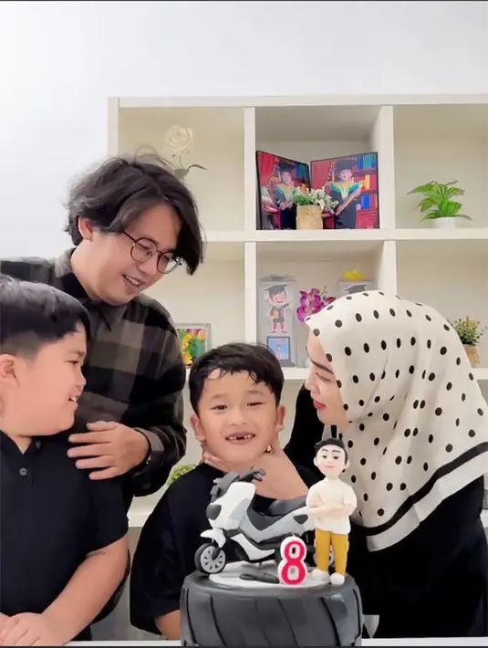 Meski tak lagi hidup bersama keduanya tampak begitu kompak. Unggahan tersebut mendapat banyak pujian dari warganet. [Instagram/ririe_fairus]