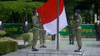 Anggota Satpol PP Pemkab Langkat jadi pengibar bendera pada HUT ke-76 Kemerdekaan RI