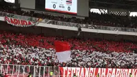 Para suporter Timnas Indonesia memberi dukungan sebelum dimulainya laga matchday ketiga Grup A Piala AFF 2022 menghadapi Thailand di Stadion Utama Gelora Bung Karno, Senayan, Jakarta, Kamis (29/12/2022) sore WIB. (Bola.com/Bagaskara Lazuardi)
