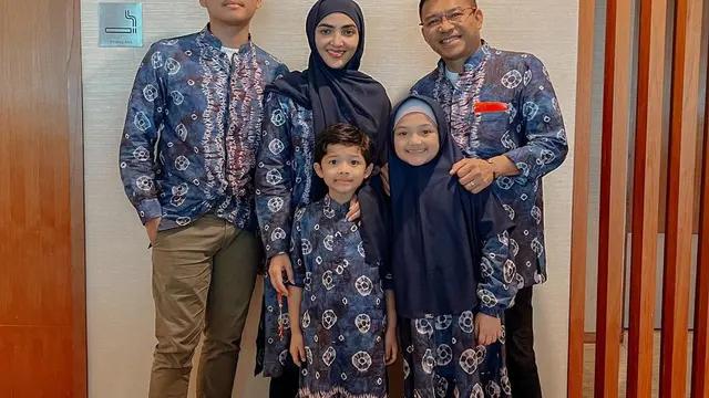 Sempat Batal, Ini 7 Potret Keluarga Anang Hermansyah Berangkat Umrah