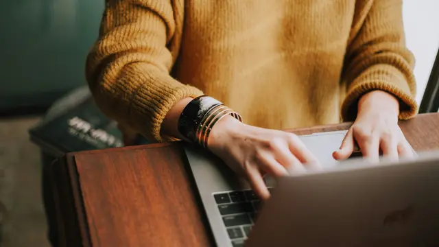 Illustrasi bisnis online. foto: Christin/Unsplash