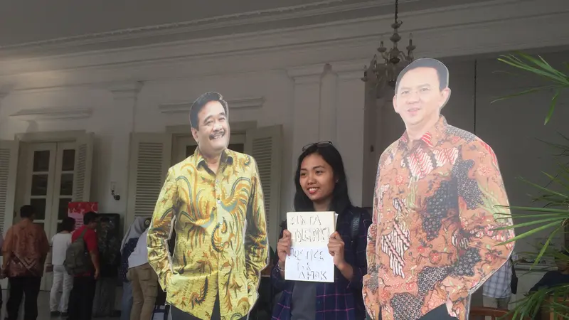 Pendukung berfoto dengan replika Ahok di Balai Kota