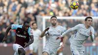 Bek Chelsea, Andreas Christensen dan Gary Cahil berebut bola dengan striker West Ham United, Michail Antonio, pada laga Premier League di Stadion London, Sabtu (10/12/2017). Chelsea Takluk 0-1 dari West Ham United. (AP/Alastair Grant)