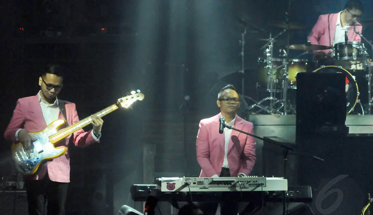Konser yang bertajuk `Historical Moment Kerispatih with Sammy Simorangkir` itu dibuka tepat pukul 23.15 WIB, Kamis (24/4/14). (Liputan6.com/Andrian M. Tunay)