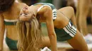 Ekspresi seorang penari saat memeriahkan laga NBA antara Boston Celtics melawan Utah Jazz di TD Garden, (3/1/2017). Boston Celtics menang 115-104.  (Reuters/Greg M. Cooper-USA TODAY Sports)