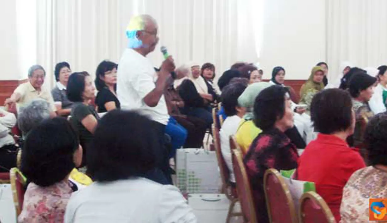 Citizen6, Jakarta: Salah satu peserta seminar melakukan sesi tanya-jawab kepada pembicara. (Pengirim: Ditia Anindita)  
