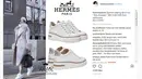 Pakai sneakers saat liburan adalah pilihan yang tepat, dan gaya Syahrini pun tetap kece badai. Mau tau harga sepatunya? Untuk koleksinya yang keluaran Hermes ini harganya mencapai Rp. 11.837.000. (Instagram/fashionsyahrini)