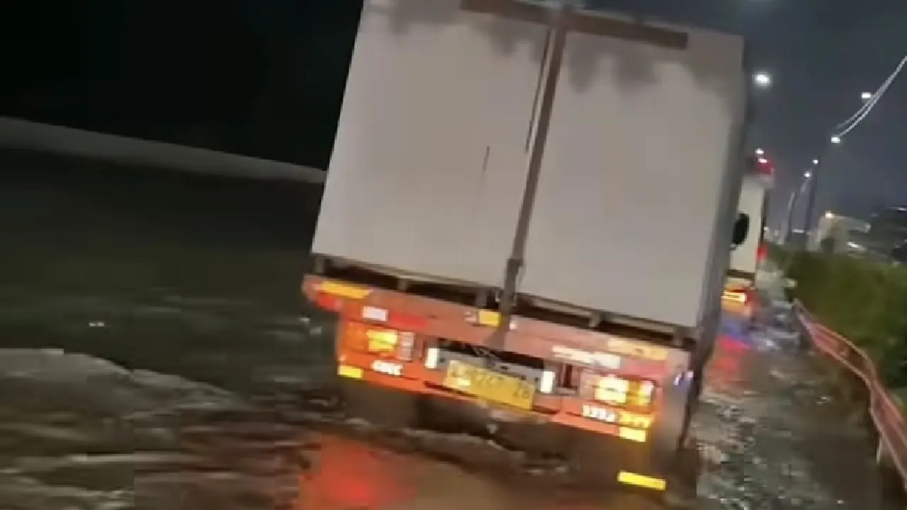 Jalan tol di Tangerang terendam banjir