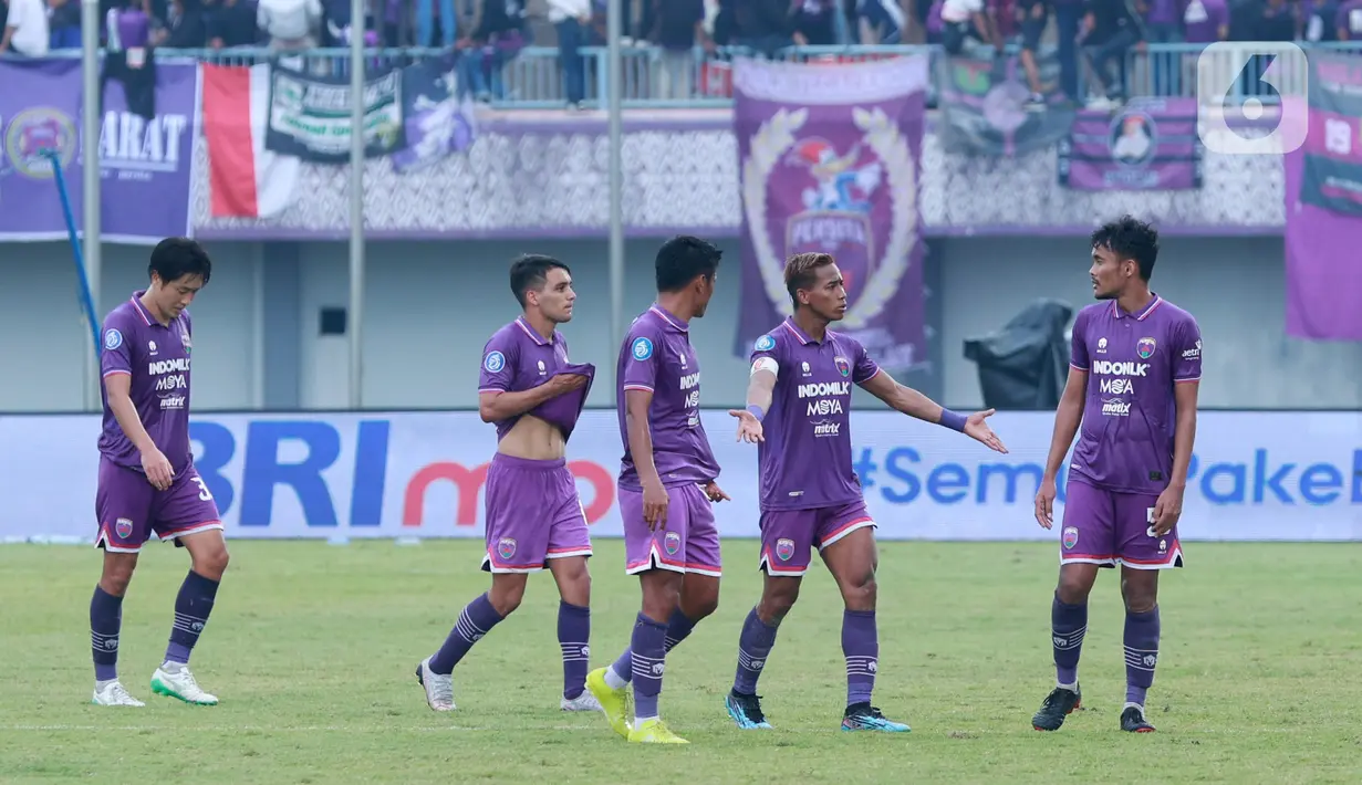 Pemain Persita Tangerang tampak berdiskusi usai ditaklukkan Persebaya Surabaya pada laga Liga 1 di Stadion Indomilk Arena, Tangerang, Rabu (18/1/2023). Persebaya menang dengan skor 5-0. (Bola.com/M Iqbal Ichsan)