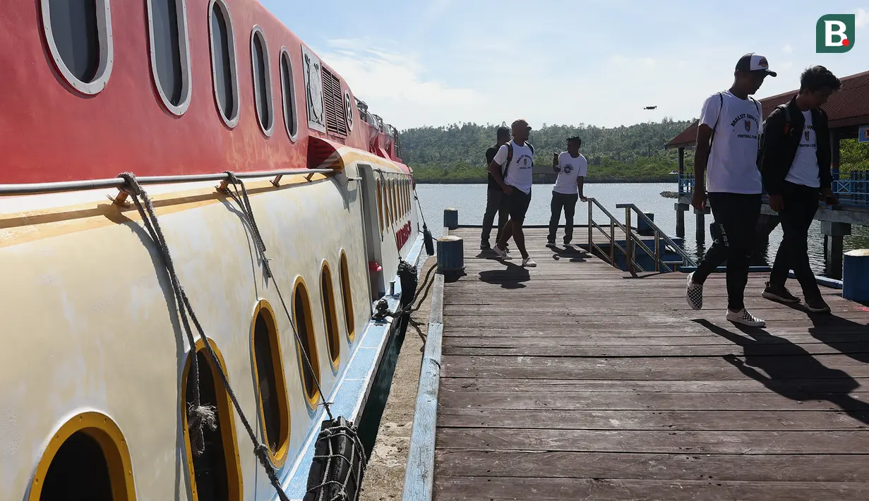 Sejumlah pemain Malut United turun dari kapal setelah tiba di Kota Sofifi, Maluku Utara. (Bola.com/Okie Prabhowo)