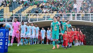 Para pemain dari Persebaya dan PSBS Biak keluar dari lorong jelang kick-off laga pekan ke-31 BRI Super League 2025/2026 di Stadion Gelora Bung Tomo, Surabaya, Jawa Timur, Sabtu (2/5/2026). (Dok. Persebaya)