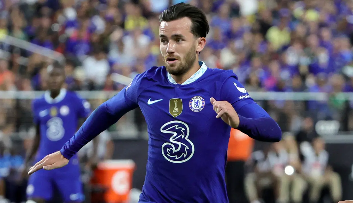 Ben Chilwell. Bek kiri Inggris berusia 25 tahun yang kini menjalani musim ke-3 bersama Chelsea ini didatangkan dari Leicester City pada awal musim 2020/2021 dengan nilai transfer 50,2 juta euro atau kini setara Rp764 miliar. Hingga kini ia total telah tampil dalam 56 laga di semua ajang dengan torehan 7 gol dan 9 assist. Usai pulih dari cedera yang dialaminya musim lalu, kini ia harus bersaing dengan Marc Cucurella untuk mendapatkan tempat utama di sektor kiri pertahanan The Blues.  (AFP/Getty Images/Ethan Miller)