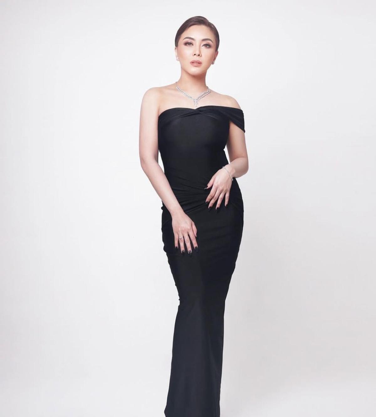 Dhena Devanka Tampil Memukau dengan Outfit Serba Hitam, Awet Muda dan Stylish!
