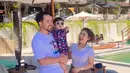 Kiky Saputri dan M. Khairi bersama putrinya. [Foto: Instagram/kikysaputrii]