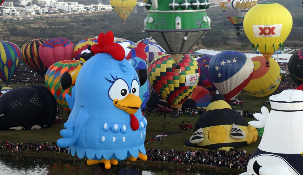 Aneka balon udara yang ikut memeriahkan Festival Balon Internasional ke-XV di Metropolitan Park di Leon, negara bagian Guanajuato, Meksiko (20/11). Balon udara termasuk teknologi penerbangan tertua yang digunakan untuk menjelajah melalui udara. (AFP/STR)