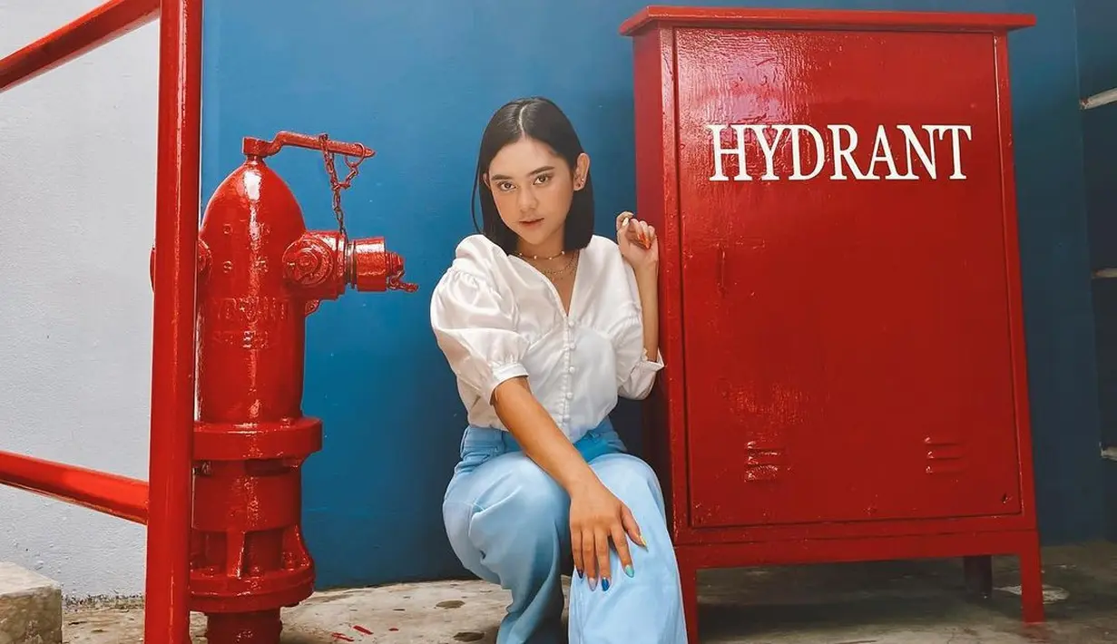 Tampil lebih santai, Ziva kembali mengambil pantone putih dan denim. Ia memadukan baloon sleeve satin blouse berwarna putih dengan cutbray jeans. [instagram/zivamagnolya]