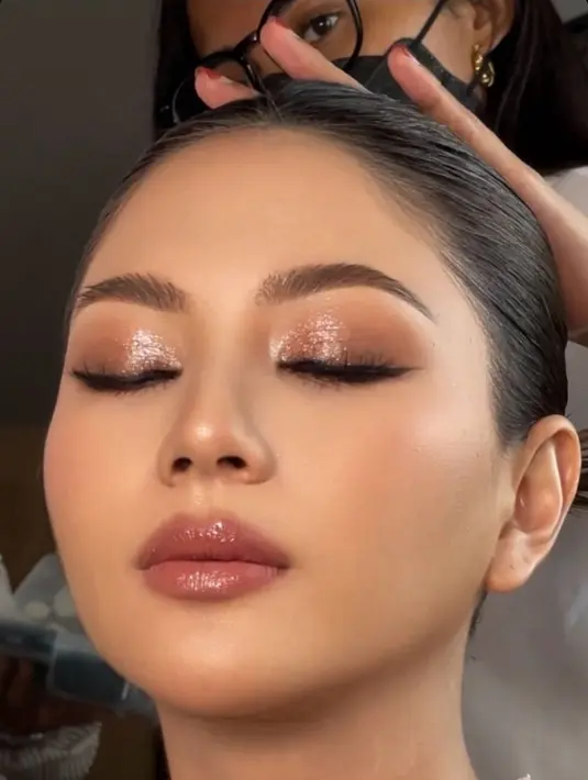 Pada eye makeup, Franky memadukan warna matte cokelat muda dan gold shimmer yang cantik. [@itsfrankywu]